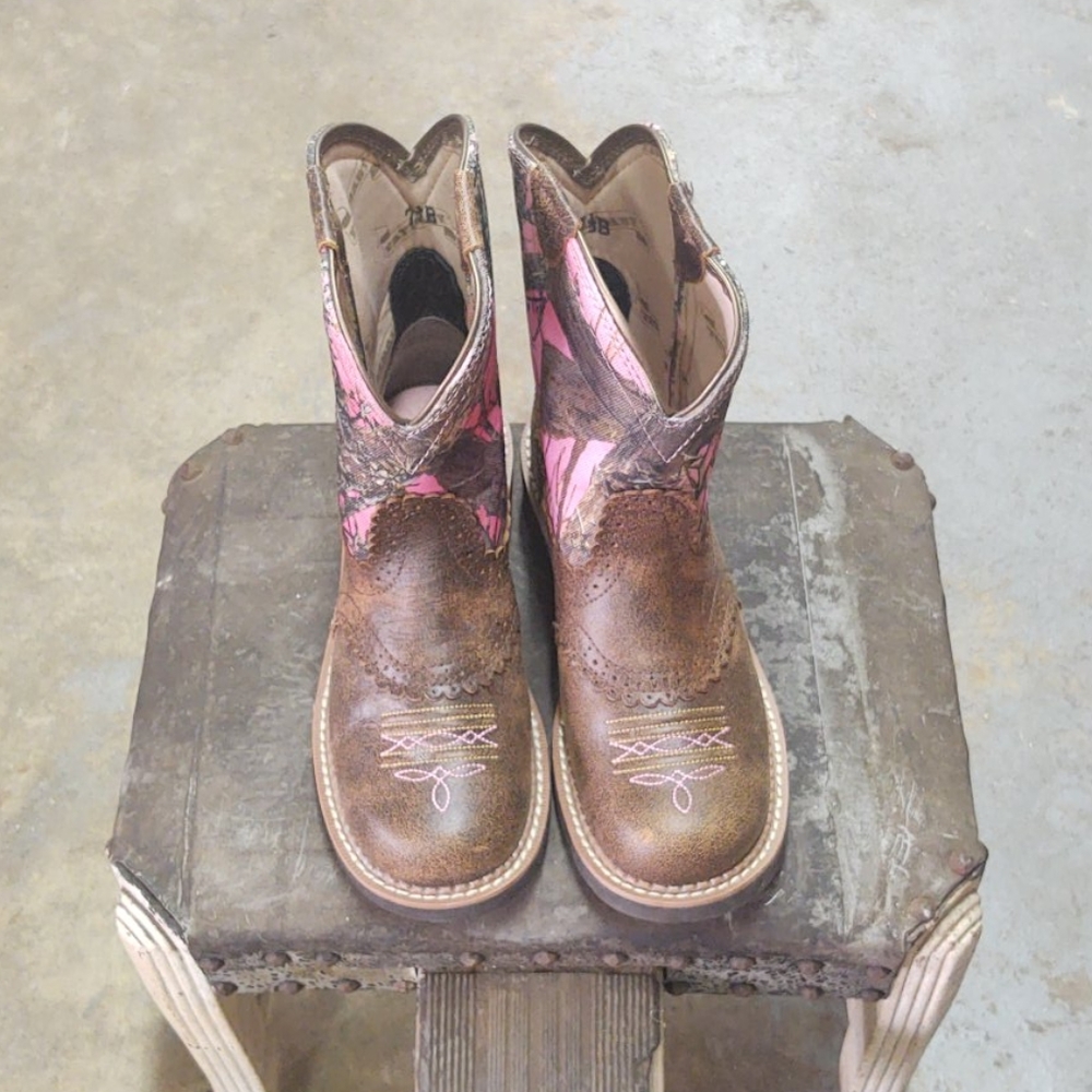 Brown & pink camo Ariat cowgirl boots. Size 7.5B